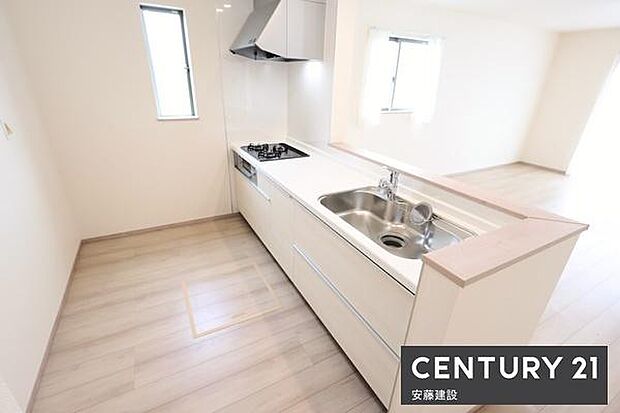 【　キッチン　/　Kitchen　】リビングを見渡せるオープンキッチンで、お料理の受け渡しもスムーズ！窓があり熱やにおいがこもりにくい設計