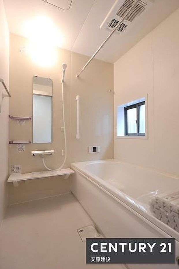 【　浴室　/　Bathroom　】たっぷりのお湯にゆったり浸かれそうな、清潔感ある浴室です。ホスクリーンが備わっており、雨の日でも部屋干し可能