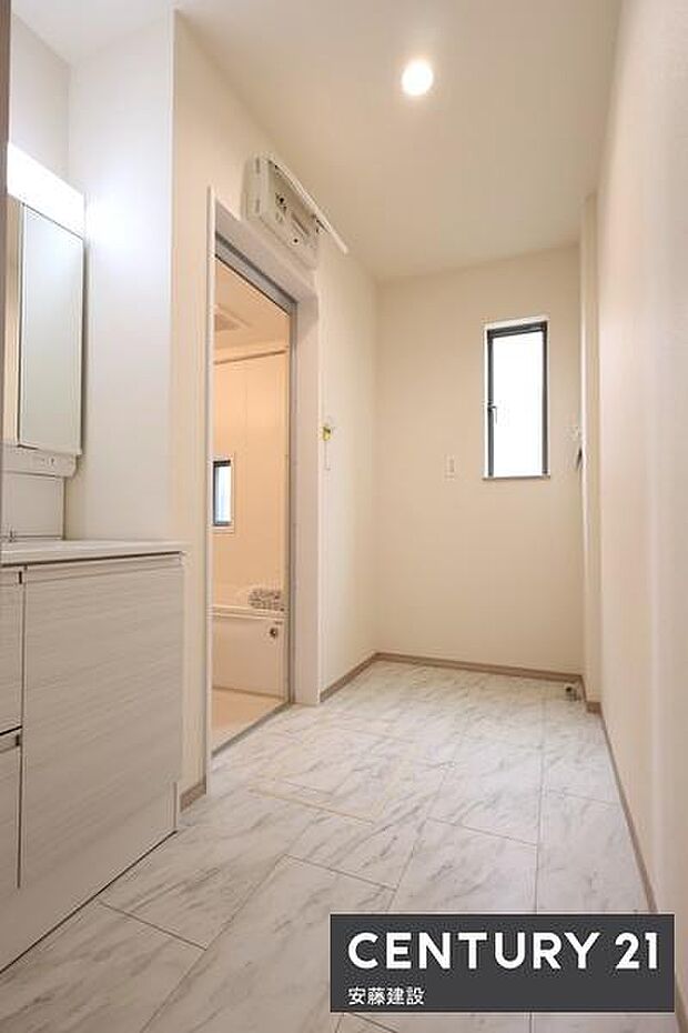 【　洗面所　/　Washroom　】洗面所はゆとりある広さで、忙しい朝もストレスフリーに身支度できそうな空間浴室側と仕切りを作れば、家庭内でのプライベート性の確保や入浴中の洗面台使用も可能！