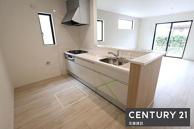 【 キッチン / Kitchen 】お料理の受け渡しもスムーズな対面式のシステムキッチン冷蔵庫、食器棚を置いても余裕のあるゆとりの空間