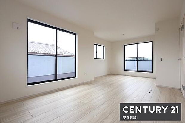 【 寝室(間仕切可)+WIC / 13.8帖 】間仕切りを作れば2部屋にもなるフレキシブルルーム!ダブルベッドを置いてもゆとりある寝室はご夫婦でお使いいただける空間