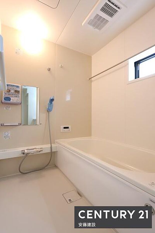 【 浴室 / Bathroom 】ゆったりと至福のバスタイムを過ごせそうな清潔感ある浴室浴室暖房乾燥機が備わっており換気しやすく、冬場は過度な温度差を防げます