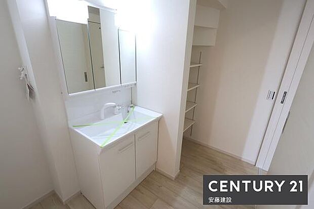 【 独立洗面化粧台 】身支度のしやすい独立洗面化粧台完備収納可能で物が散らからず綺麗に保てます!