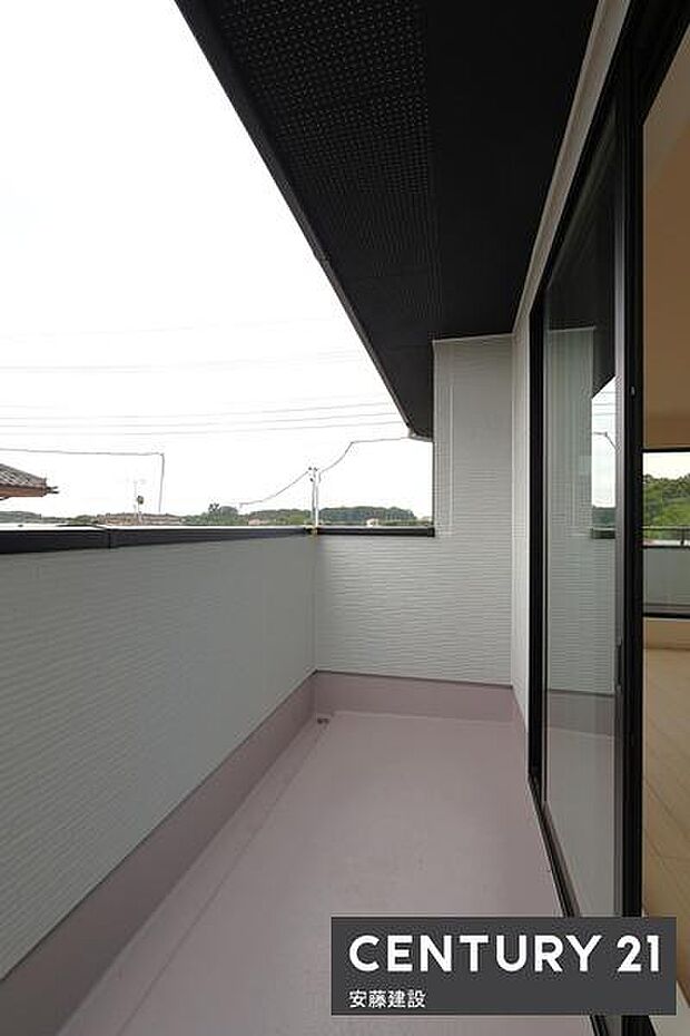 【 バルコニー / Balcony 】寝室から出入可能な南東向きバルコニー!たっぷりの日差しを浴びて洗濯物がしっかり乾きます