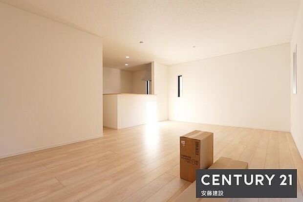 【　リビング　/　19帖　】明るくあたたかな、しっかりとした広さのリビングダイニングテーブルとソファーを置いてもゆとりが生まれる空間