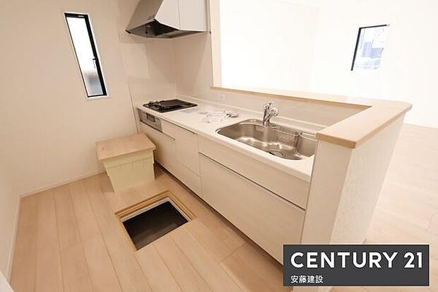 【　キッチン　/　Kitchen　】リビングを見渡せるオープンキッチンで、お料理の受け渡しもスムーズ！窓があり熱やにおいがこもりにくい設計