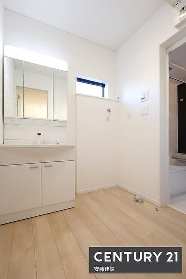 【　洗面所　/　Washroom　】清潔感溢れる洗面所は忙しい朝もストレスフリーに身支度できそうな空間収納力のある三面鏡独立洗面台完備！