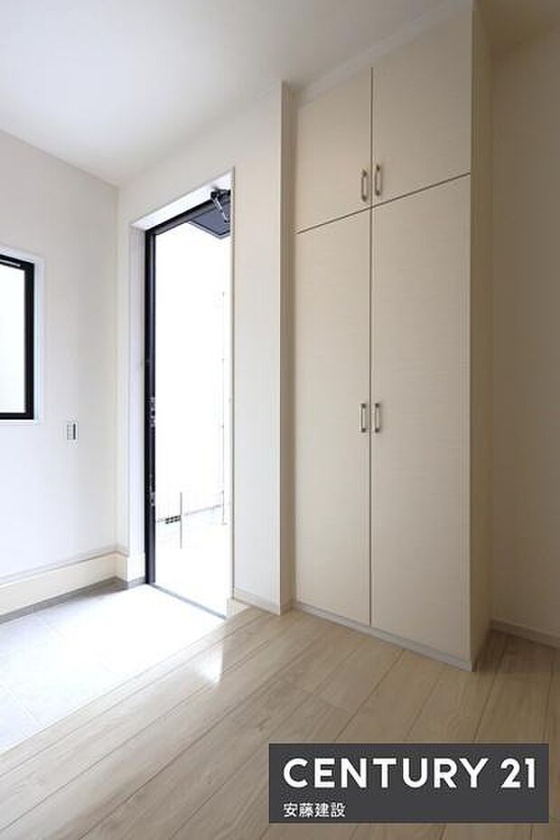 【　玄関　/　entrance　】白を基調とした明るい玄関は、帰宅・来客を心地よく迎えてくれます