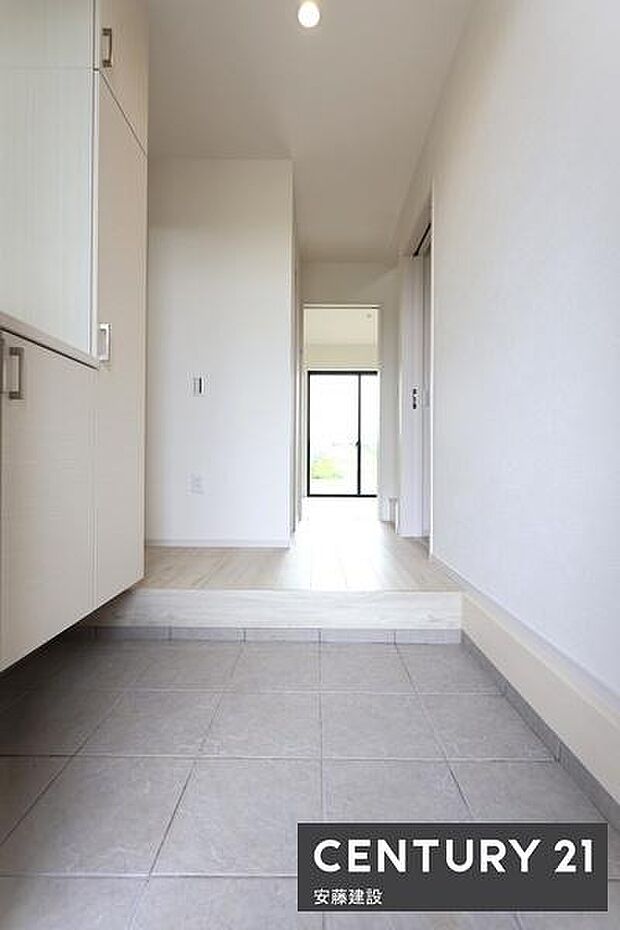 【　玄関　/　entrance　】住む人を毎日見送り迎え入れる、落ち着いた雰囲気の玄関シューズボックス、玄関収納完備ですっきり片付きます！