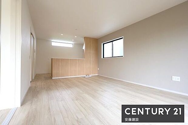 【　リビング　/　17帖　】明るくあたたかな、しっかりとした広さのリビングダイニングテーブルとソファーを置いてもゆとりが生まれる空間