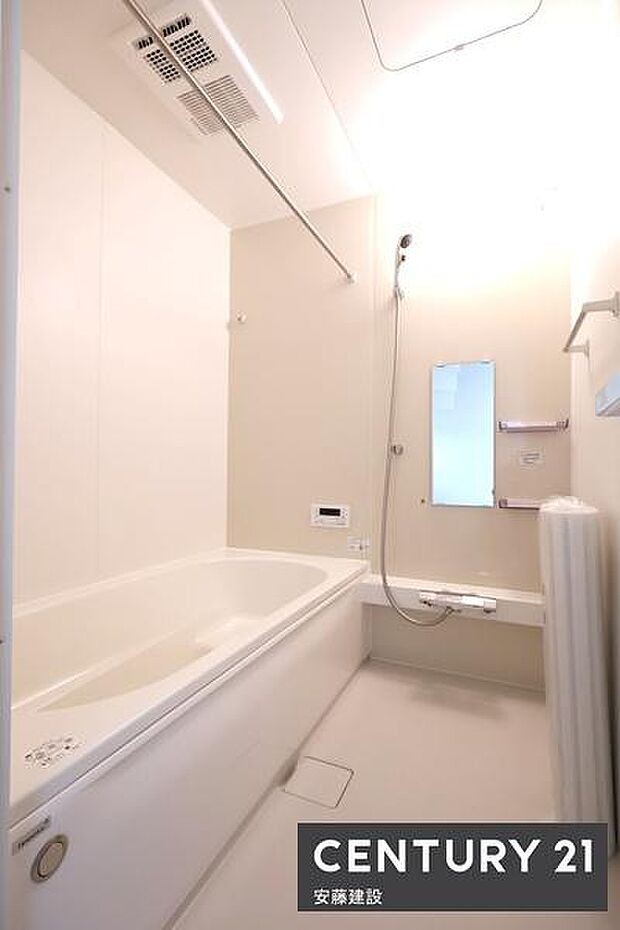 【　浴室　/　Bathroom　】ホテルのような上質なデザインのシステムバス浴室暖房乾燥機が備わっており換気しやすく、冬場は過度な温度差を防げます