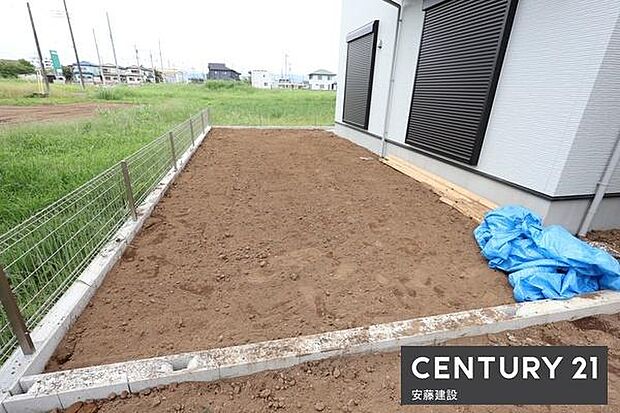 【　庭　/　Garden　】ガーデニングや家庭菜園なども楽しめるゆとりの広さのお庭