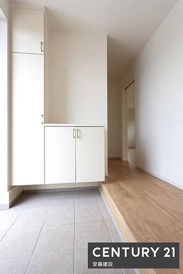 【 玄関 / entrance 】白を基調とした明るい玄関は、帰宅・来客を心地よく迎えてくれます