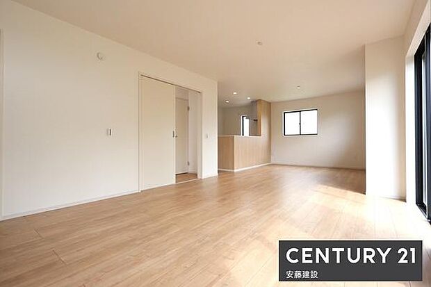 【 リビング / 22帖 】明るくあたたかな、しっかりとした広さのリビングダイニングテーブルとソファーを置いてもゆとりが生まれる空間