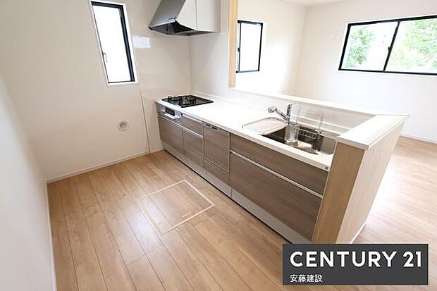 【 キッチン+食洗機 / Kitchen 】リビングを見渡せるキッチンで、お料理の受け渡しもスムーズ!