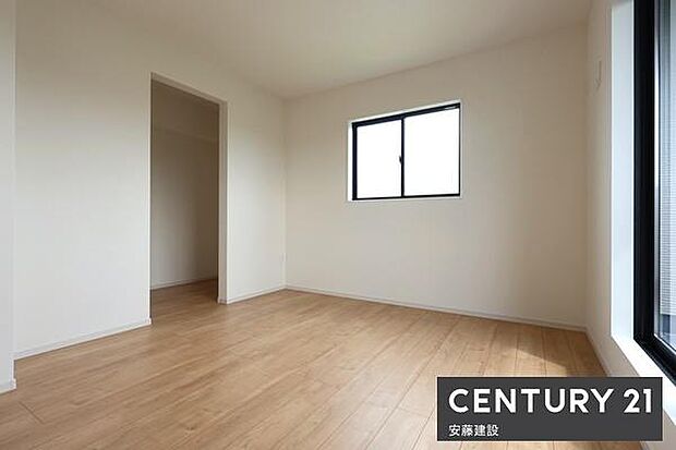 【 寝室+WIC / 8.2帖 】南向きバルコニーに面した採光豊かな寝室!ダブルベッドを置いてもゆとりある寝室はご夫婦でお使いいただける空間