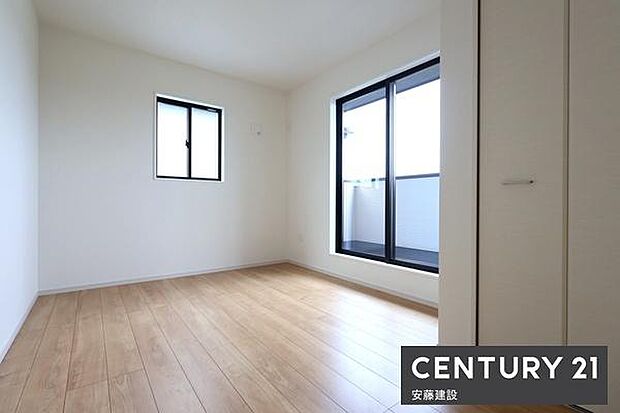 【 子供部屋 / 5.6帖 】バルコニーに面して明るくあたたかな洋室お好きな家具を自由にレイアウトできる広さ