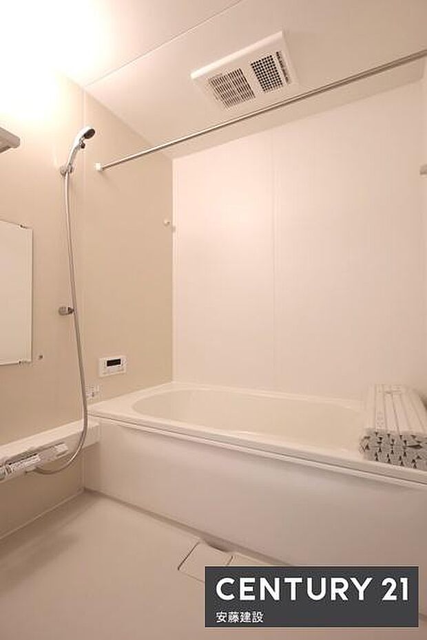 【 浴室 / Bathroom 】ホテルのような上質なデザインのシステムバス浴室暖房乾燥機が備わっており換気しやすく、冬場は過度な温度差を防げます