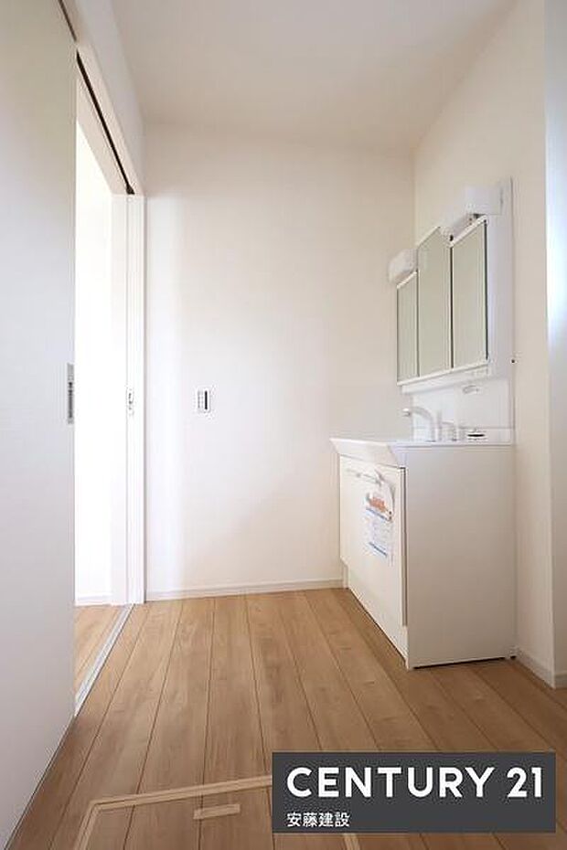 【 洗面所 / Washroom 】清潔感溢れる洗面所は忙しい朝もストレスフリーに身支度できそうな空間