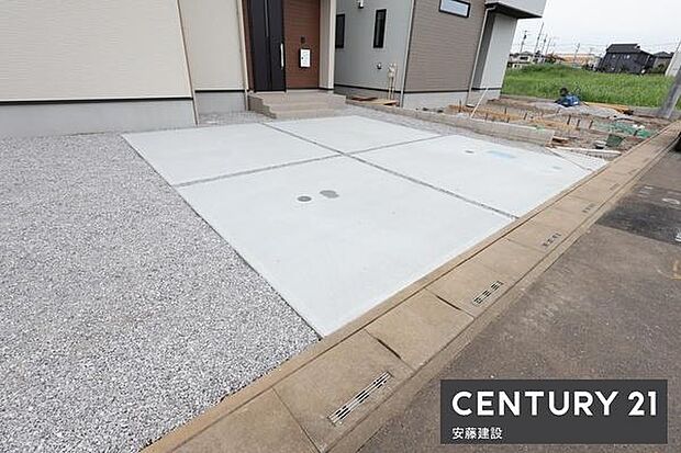 【 駐車場 / parking 】並列2台可能な駐車スペースご夫婦それぞれのお車をお家の前に停めることができます