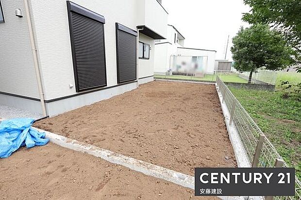 【 庭 / Garden 】ガーデニングや家庭菜園なども楽しめるゆとりの広さのお庭