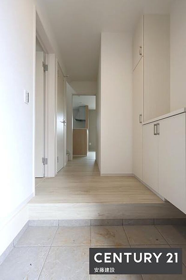 【　玄関　/　entrance　】白を基調とした明るい玄関は、帰宅・来客を心地よく迎えてくれます