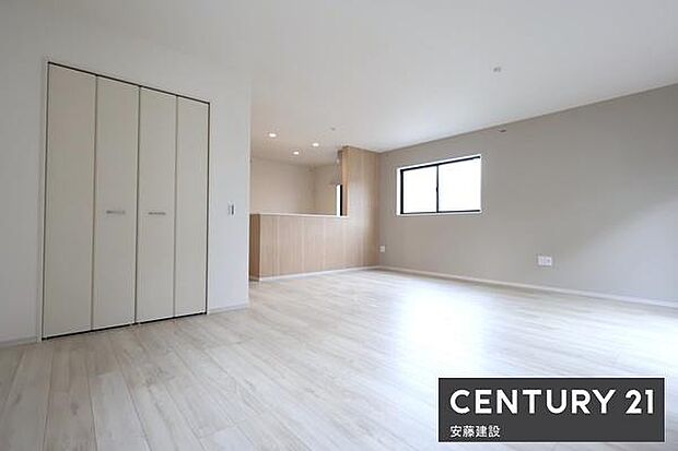 【　リビング　/　20帖　】明るくあたたかな、しっかりとした広さのリビングダイニングテーブルとソファーを置いてもゆとりが生まれる空間