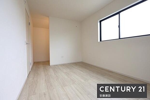 【　寝室+WIC　/　9.3帖　】南向きバルコニーに面した採光豊かな寝室！ダブルベッドを置いてもゆとりある寝室はご夫婦でお使いいただける空間