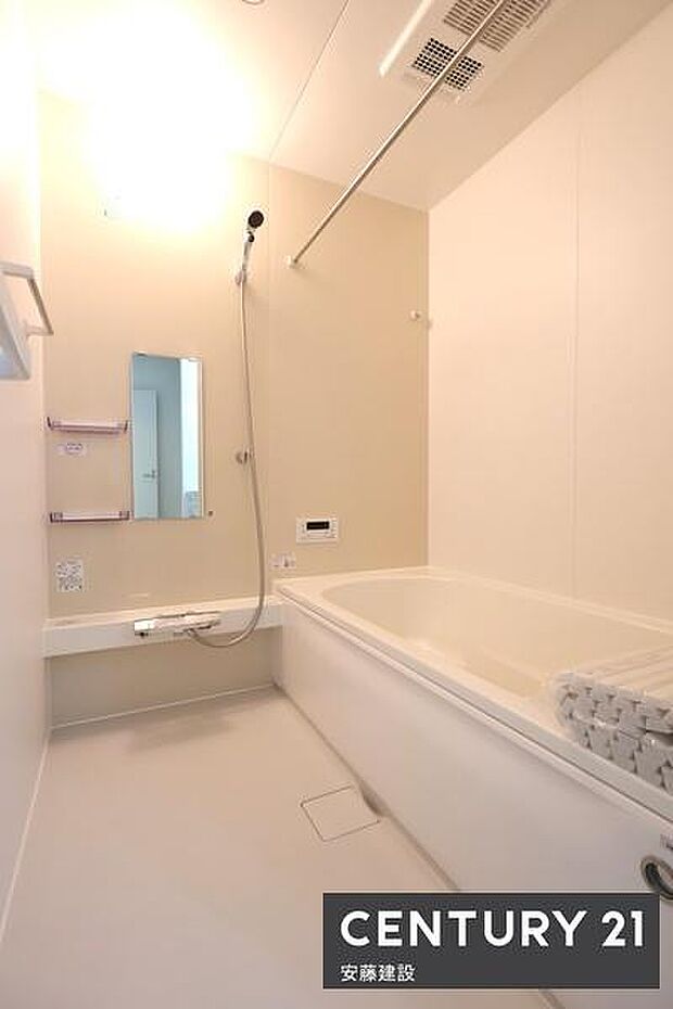 【　浴室　/　Bathroom　】たっぷりのお湯にゆったり浸かれそうな、清潔感ある浴室