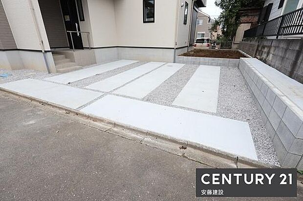 【　駐車場　/　parking　】並列2台可能な駐車スペースご夫婦それぞれのお車をお家の前に停めることができます