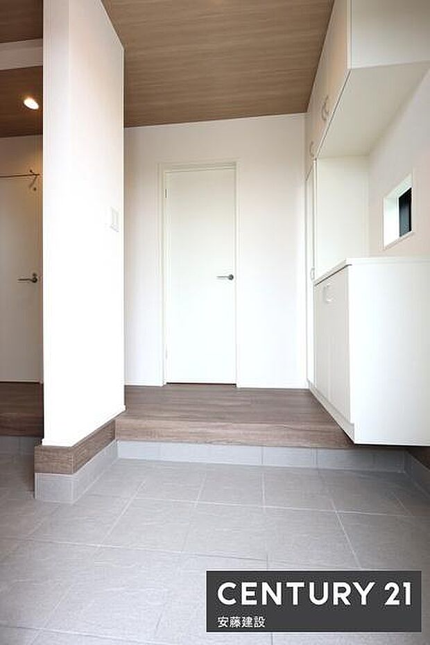 【　玄関　/　entrance　】白を基調とした明るい玄関は、帰宅・来客を心地よく迎えてくれますシューズボックス完備
