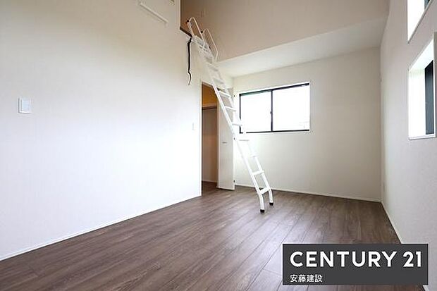 【　子供部屋+ロフト　/　7.5帖　】明るくゆとりのある広さの洋室！どんな家具にも合わせやすいナチュラルなカラーのお部屋です