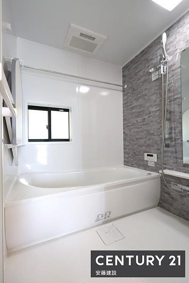 【　浴室　/　Bathroom　】ホテルのような上質なデザインのシステムバス浴室暖房乾燥機が備わっており換気しやすく、冬場は過度な温度差を防げます