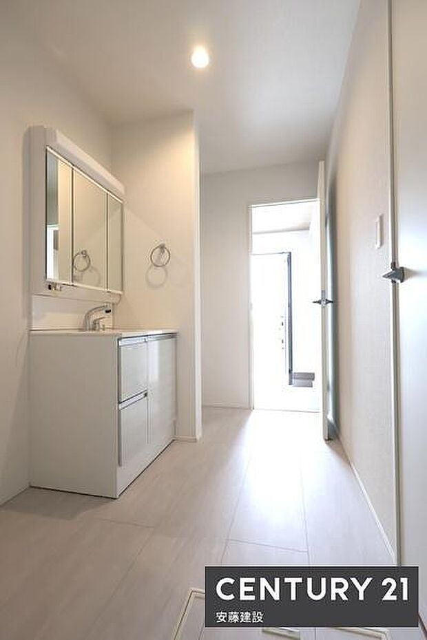 【　洗面所　/　Washroom　】洗面所はゆとりある広さで、忙しい朝もストレスフリーに身支度できそうな空間玄関正面とキッチン横から出入り可能！帰宅後すぐ手洗いと水回り集中設計を実現