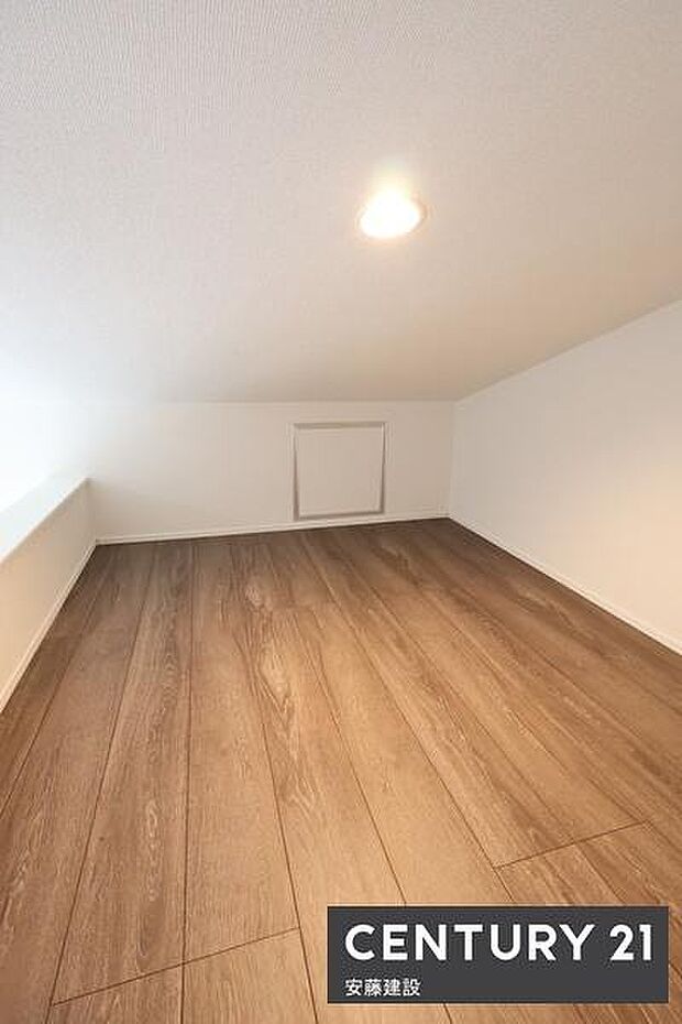 【　ロフト　】季節物の衣類や大切な記念品もしっかり収納できる広さ可動梯子のため場所を取らず広々と使えます！