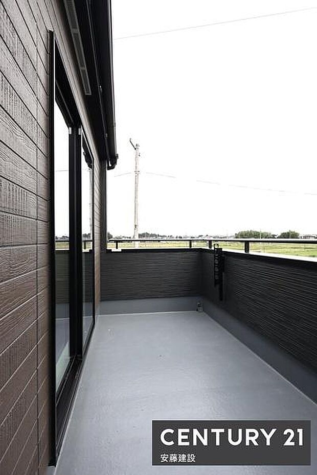 【　バルコニー　/　Balcony　】陽当り良好な南東向きバルコニーで洗濯物もしっかり乾きます！