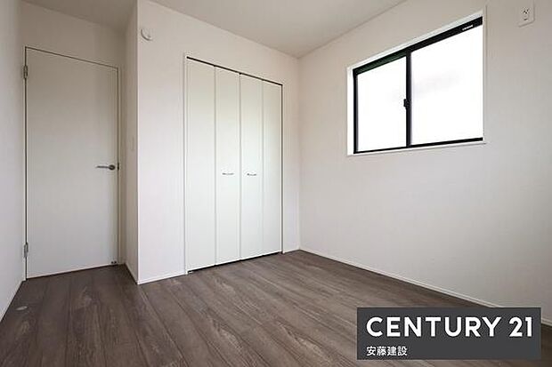 【　洋室　/　5.25帖　】清潔感溢れるシンプルな洋室！クローゼット完備