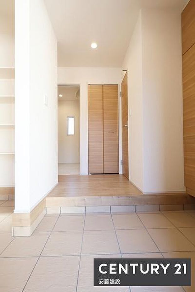 【 玄関 / entrance 】白を基調とした明るい玄関は、帰宅・来客を心地よく迎えてくれます間口が広く出入りのしやすい設計