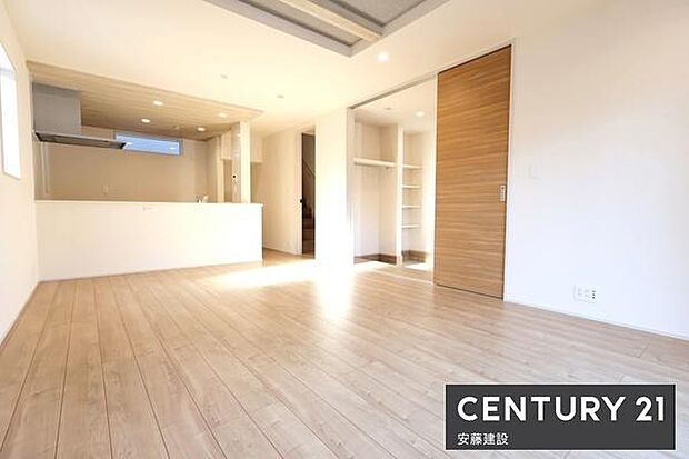 【 リビング / 18帖 】開放感溢れる折り上げ天井採用のLDK!ダイニングテーブルと3人掛けのソファーも置ける広々とした空間