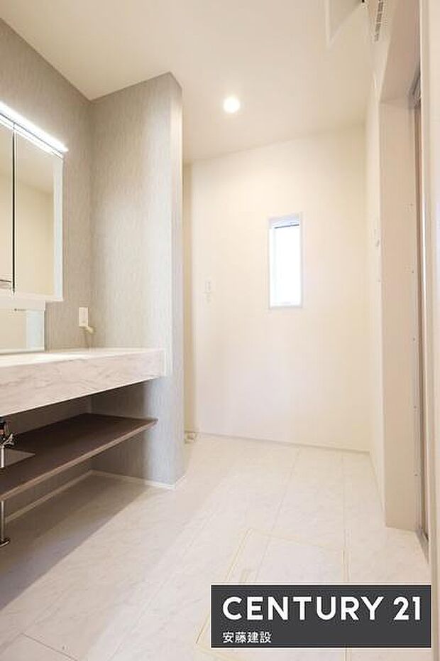 【 洗面所 / Washroom 】清潔感溢れる洗面所は、忙しい朝もストレスフリーに身支度できそうな空間帰宅後すぐに洗面台に向かえる動線設計!
