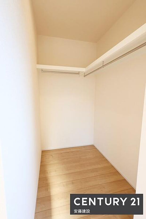 【 WIC 】季節物の衣類や家電、旅行バッグ・スポーツ用品などの収納もできて便利な大容量WIC完備