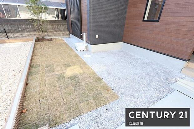 【 庭 / Garden 】ガーデニングや家庭菜園なども楽しめるゆとりの広さのお庭