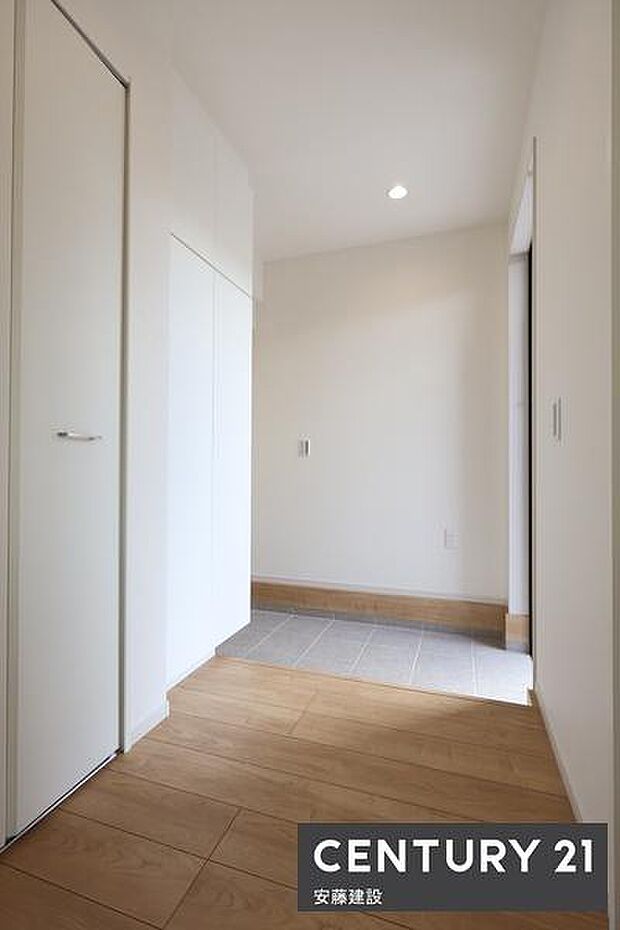 【　玄関+SIC　/　entrance　】白を基調とした明るい玄関は、帰宅・来客を心地よく迎えてくれます玄関収納完備