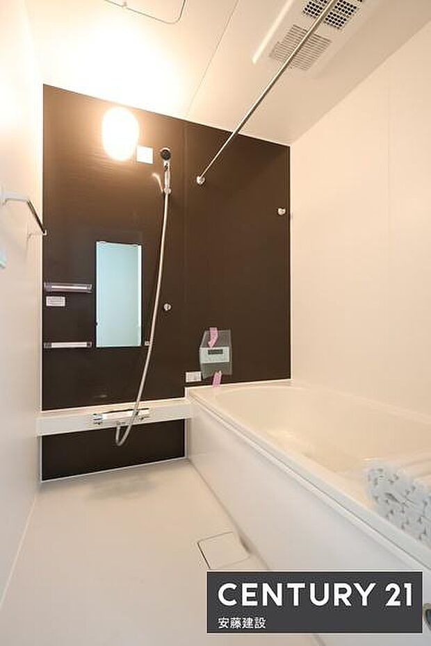 【　浴室　/　Bathroom　】ゆったりと至福のバスタイムを過ごせそうな清潔感ある浴室ホスクリーンが備わっており、雨の日でも部屋干し可能！