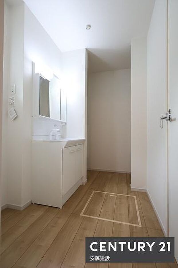 【　洗面所+リネン庫　/　Washroom　】清潔感溢れる洗面所は忙しい朝もストレスフリーに身支度できそうな空間収納力のある三面鏡独立洗面台完備
