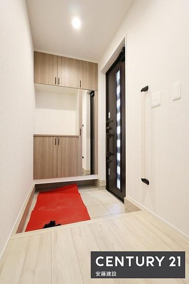 【　玄関　/　entrance　】白を基調とした明るい玄関は、帰宅・来客を心地よく迎えてくれます間口が広く出入りのしやすい設計