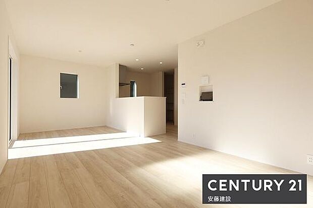 【　リビング　/　16.25帖　】三面採光で陽当・風通良好なリビング！ダイニングとプライベート空間を分けてレイアウト可能なゆとりの広さ