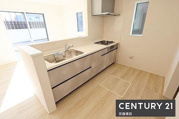 【　キッチン　/　Kitchen　】リビングを見渡せるオープンキッチンで、お料理の受け渡しもスムーズ！