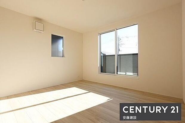 【　寝室　/　7.25帖　】南東向き二面採光の明るくあたたかな寝室！お好みの家具を置いてホテルライクな空間も楽しめます