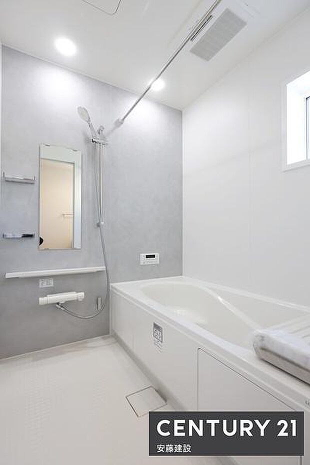 【　浴室　/　Bathroom　】アクセントパネルで優雅な空間を演出したシステムバス浴室暖房乾燥機が備わっており換気しやすく、冬場は過度な温度差を防げます